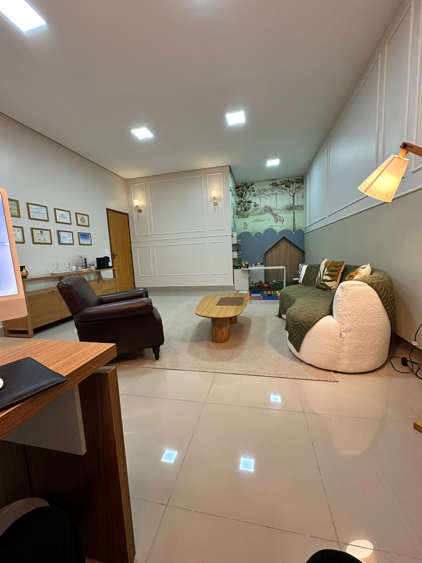 Consultório do Dr. Bruno Soares, ambiente acolhedor com brinquedos e decoração infantil